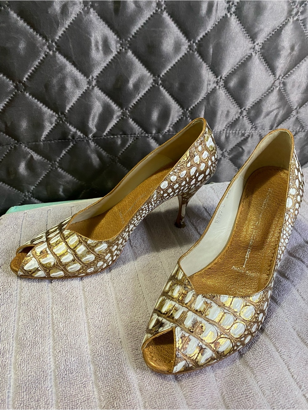 Nadia Neri Gold Metalic Chalk White Croc Embossed Peep-Toe Leather Heels 38